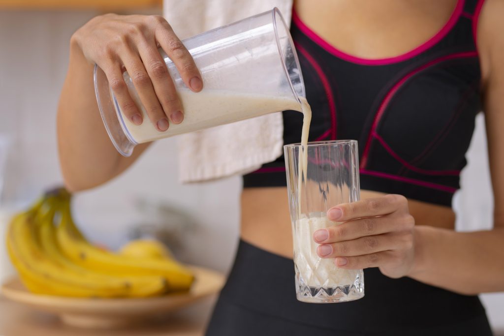 Whey com água ou leite: qual a melhor forma de tomar?