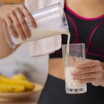 Whey com água ou leite: qual a melhor forma de tomar?